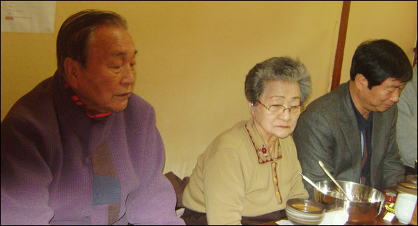 새해 덕담을 건네는 강창덕 고문과 한기명 의장 / 사진. 평화뉴스 유지웅 기자