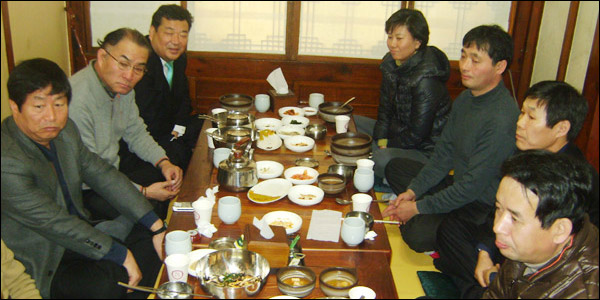 대구시내 한 식당에 만난 대구 야5당 대표.사무처장과 시민단체 대표(2010.1.25)/ (왼쪽부터 시계방향) 국민참여당 김진태 위원장.추연창, 민주당 이승천, 진보신당 김광미, 민주노동당 이병수, 창조한국당 김귀현, 대구시민단체연대회의 오완호 상임대표 / 사진. 평화뉴스 유지웅 기자