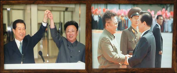 <6.15 남북정상회담>...2000년 평양 순항공항에서 만난 김대중 대통령과 김정일 국방위원장.