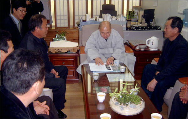 조계종 혜경스님(가운데)과 간담회를 갖고 있는 가야산 골프장 반대 주민대책위원회(2010.3.3 조계종) / 사진. 평화뉴스 공정옥 객원기자