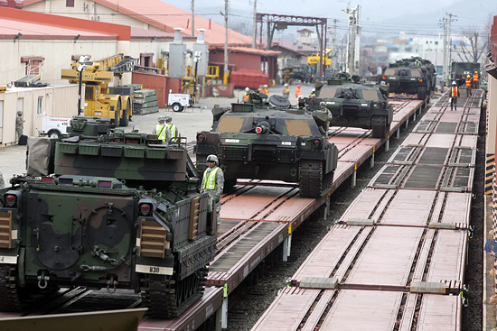 한.미연합 '키리졸브/독수리(KR/FE)연습'의 하나로, 지난 2009년 3월 5일 경북 왜관 주한미군기지 캠프캐롤에서 진행된 '미육군 사전배치재고 불출훈련'. 이는 유사시에 대비해 한국에 미리 배치돼 있는 미국의 전쟁물자를 정비해 전방으로 이동시키는 훈련이다. / 사진. 통일뉴스 조성봉 기자