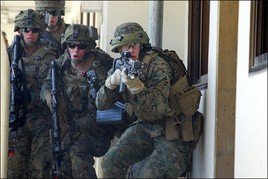 지난해 3.10 경기도 포천 로드리게스 미8군 전용사격장에서 실시된 한.미 해병대의 시가지 전투훈련 모습 / 자료사진.통일뉴스