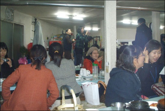 2006년, 곡주사에서 열린 배창환 선생님의 '출판기념회'...사춘기 소녀에서 중년이 된 옛 제자들 / 사진.이은정