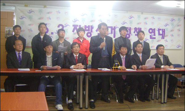 <야6당 지방선거 정책연대> 기자회견(2010.4.1 대구KYC 회의실) / (앞줄 왼쪽부터)창조한국당 정연규, 사회당 이석범, 진보신당 조명래 대구시당위원장, 대구시민단체연대회의 오완호 상임대표, 국민참여당 김진태, 민주노동당 이병수, 민주당 이승천 대구시당위원장 / 사진. 평화뉴스 유지웅 기자