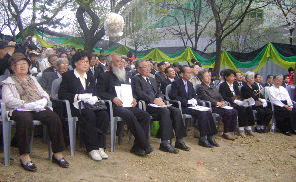 추모제 앞줄에 앉은 유가족들... / 사진. 평화뉴스 유지웅 기자