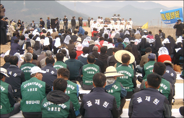 대구생명평화미사에는 사제와 수도자, 시민단체를 포함해 100여명이 참가했다 / 사진.공정옥