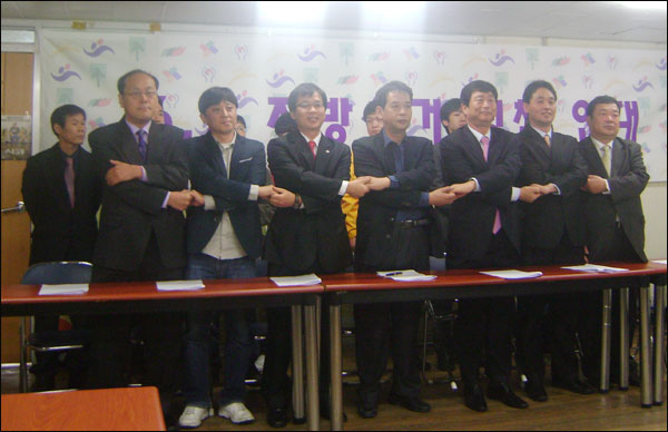 <대구 야6당 지방선거 정책연대> 기자회견(2010.4.1 대구KYC 회의실) / (앞줄 왼쪽부터)창조한국당 정연규, 사회당 이석범, 진보신당 조명래 대구시당위원장, 대구시민단체연대회의 오완호 상임대표, 국민참여당 김진태, 민주노동당 이병수, 민주당 이승천 대구시당위원장 / 사진. 평화뉴스 유지웅 기자