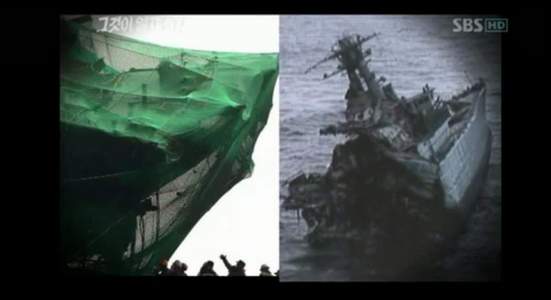 천안함(왼쪽)은 절단면 위 구조물이 거의 그대로 남아있다. 어뢰나 기뢰에 맞을 경우(오른쪽 자료화면) 구조물이 거의 남아있지 않다는 게 전문가들의 지적이다. SBS 화면 캡춰.