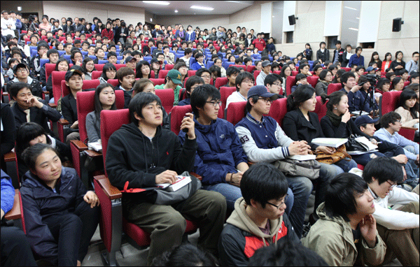 450여명의 학생들이 김용철 변호사의 강연을 들었다 / 사진 제공. 광주 <시민의 소리> 최유진 기자