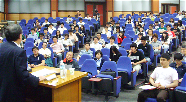 이날 강연에는 대학생과 시민 200명가량이 참석했다 / 사진. 평화뉴스 유지웅 기자