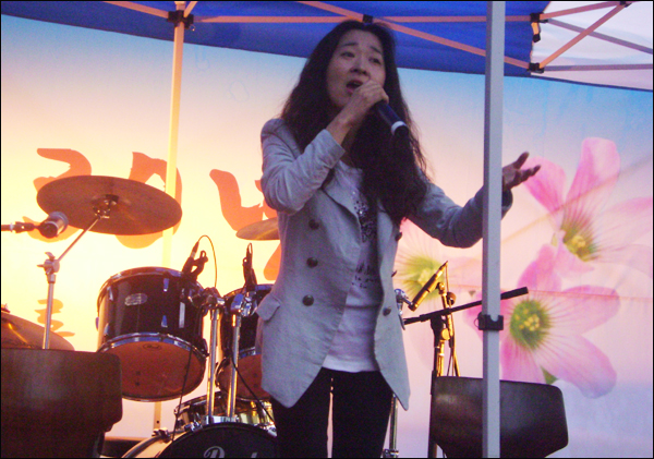 임정득씨의 노래 공연 / 사진. 평화뉴스 유지웅 기자