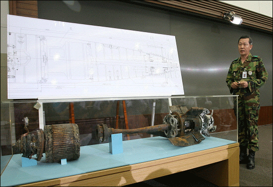 천안함의 민군합동조사단의 윤종성 중장이 북한어뢰의 설계도면과 지난 15일 인양했다는 증거물을 비교시연하고 있다. 인터넷공동취재단.