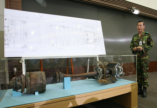 천안함의 민군합동조사단의 윤종성 중장이 북한어뢰의 설계도면과 지난 15일 인양했다는 증거물을 비교시연하고 있다. 인터넷공동취재단