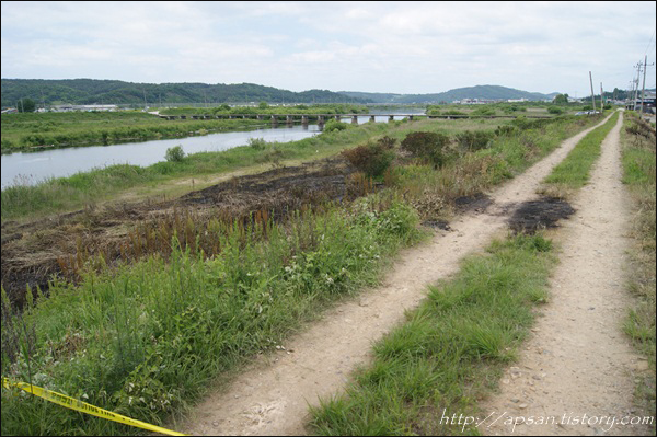 문수스님이 소신공양한, 경찰의 출입통제선 안쪽으로 검게 그을린 둑방길... / 사진. 정수근