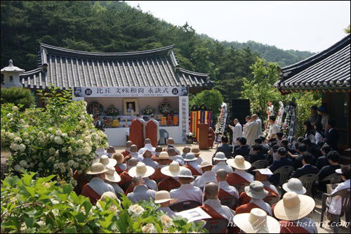 문수스님의 영결식이 지보사 대웅전 앞마당에서 많은 도반들과 추모객들이 들어선 가운데 엄수됐다 / 사진. 정수근