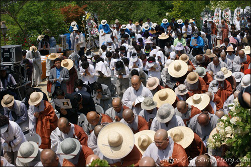 추모객들이 문수스님의 극락왕생을 기원하는 배례를 올리고 있다 / 사진. 정수근