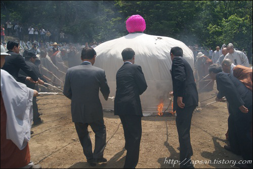 많은 추모객들이 둘러선 가운데, 스님의 법구가 안치된 연화대를 거화봉으로 점화를 하자, 이내 불길이 치솟았다 / 사진.정수근