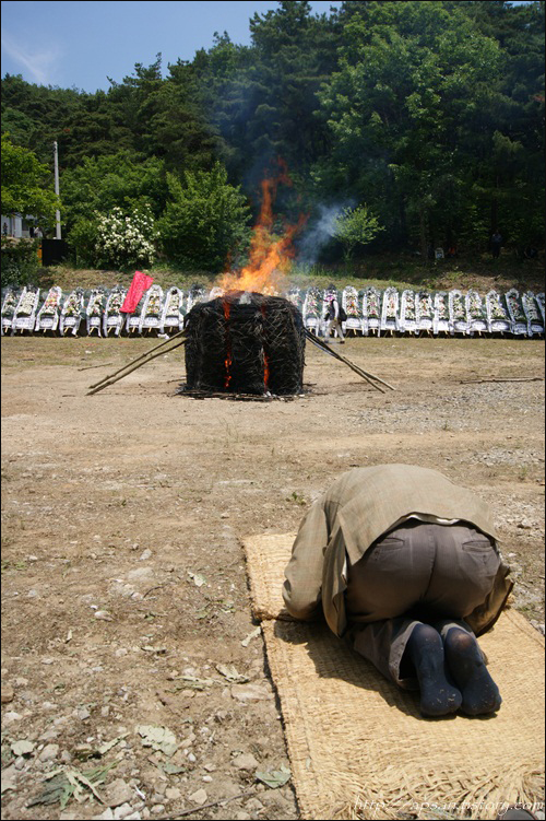 불길이 잦아들자, 이날 함께 참여한 영남자연생태보존회 정재영 총무는 “우리 활동가를 대신해서 가신 스님을 위해 절이라도 하지 않을 수 없었다”며 108배를 올렸다 / 사진. 정수근