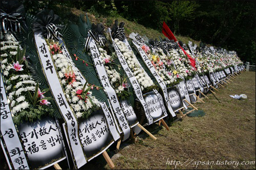 이날 전국 각지 각계 인사들로부터 많은 조화가 답지했는데, 그 중 참 반가운 ‘전교조 대구지부’란 이름도 눈에 띈다 / 사진. 정수근