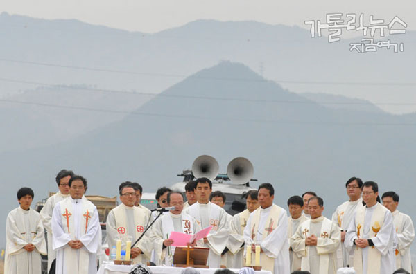 대구 달성보에서 생명평화 미사를 봉헌한 대구대교구 사제들(사진/한상봉 기자)