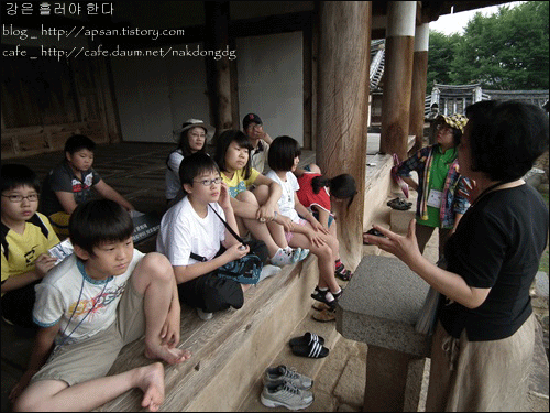 아이들이 도동서원의 강당에 앉아서 문화해설사 선생님으로부터 도동서원의 유래와 김굉필 선생에 대한 강의를 듣고 있다