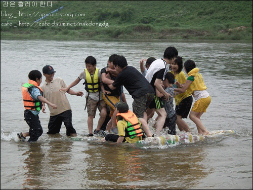 아이들과 함께한 어른들이 강에서 신나게 놀고 있다. 그대로 강이 되었다.