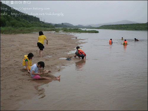 아이들이 강에서 신나게 놀고 있다. 그대로 강과 함께 흐르고 있다