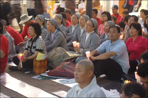 촛불을 들고 시민문화제에 참여한 수녀님들과 김영호 신부(사진 가운데) / 사진. 평화뉴스 박광일 인턴기자