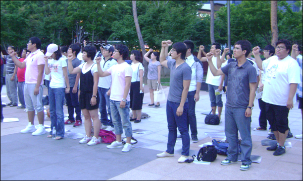 '대구경북 반전평화 결의대회'...참가자들이 민중의례에 이어 '임을 위한 행진곡'을 부르고 있다 / 사진. 평화뉴스 유지웅 기자