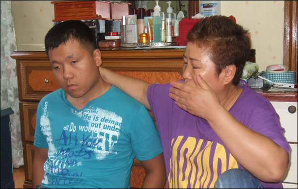 대구시 서구 비산6동 자택에서 만난 김금자(62)씨와 이상국(28)씨...김씨는 아들의 건강이 나빠지고 있다며 눈물을 흘렸다 / 사진. 평화뉴스 박광일 인턴기자