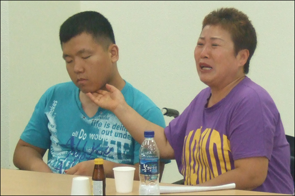 어머니의 눈물...김금자(62)씨는 국민연금공단 김은경 대구지사장 앞에서도 눈물을 흘리며 지원을 호소했다 / 사진. 평화뉴스 박광일 인턴기자