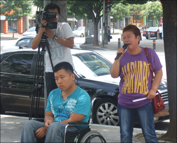 어머니의 눈물...김금자(62)씨가 아들 이상국(28.사진 왼쪽)씨의 어려움을 말하며 울분을 토했다. / 사진. 평화뉴스 박광일 인턴기자