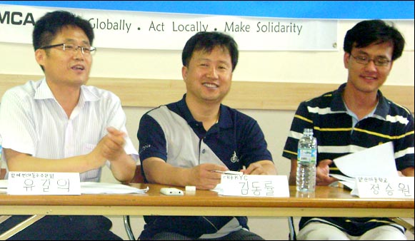 "나는 직설적이고 비판적이라 왕따도 많이 당했다"는 유길의(맨 왼쪽) 운영위원장의 말에 김동렬(가운데. 대구KYC 대표), 정승원(앞산마을학교 교사)씨도 웃고 있다...'대구 풀뿌리 지역정치와 청년' 주제로 열린 토론회(2010년 8월 26일 대구YMCA) / 사진. 평화뉴스 유지웅 기자