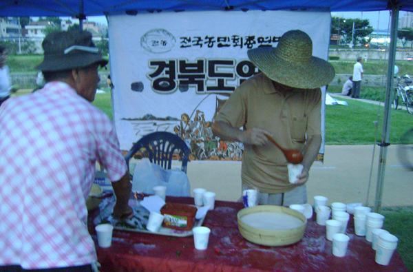 전국농민회 경북도연맹은 신천둔치에 주막을 차려 참가자들에게 '막걸리'를 제공했다 / 사진. 평화뉴스 유지웅 기자