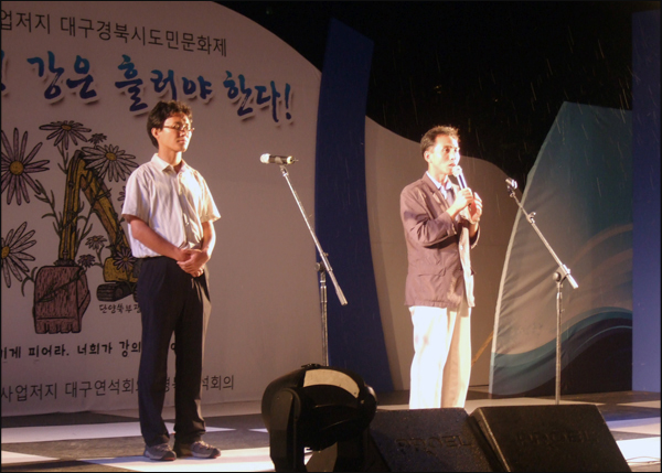 함안보에서 고공농성을 한 이환문 진주환경연합 사무국장과 최수영 부산환경운동연합 사무처장 / 사진 평화뉴스 박광일 인턴기자