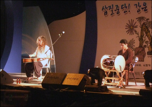 "국민의 목소리를 듣지않는 이들에게 먼저 회초리를 가하겠다"며 장구와 기타를 채로 두들기는 연주를 선보인 '장구블루스'팀 / 사진 평화뉴스 박광일 인턴기자