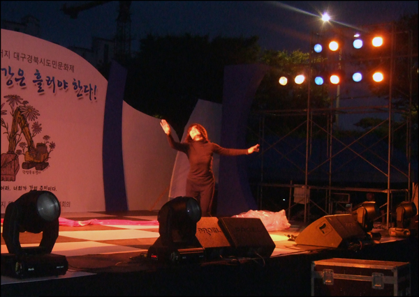 무용가 박정희씨가 4대강사업 반대 퍼포먼스를 펼치고 있다 / 사진 평화뉴스 박광일 인턴기자