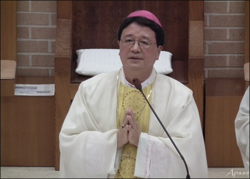 '4대강 사업 저지' 생명평화미사를 집전하고 있는 천주교 안동교구장 권혁주 주교(2010.9.6 안동 목성동성당) / 사진. 정수근