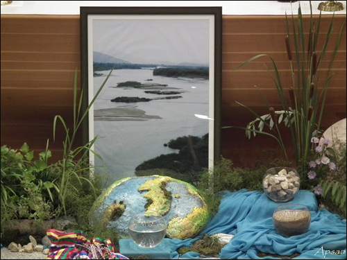 미사 때 봉헌된 낙동강의 모래와 자갈, 물.../ 사진. 정수근