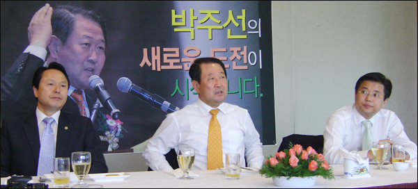 (왼쪽부터) 민주당 조기석 부대변인, 박주선 전 최고위원, 김진욱 부대변인 / 사진. 평화뉴스 유지웅 기자