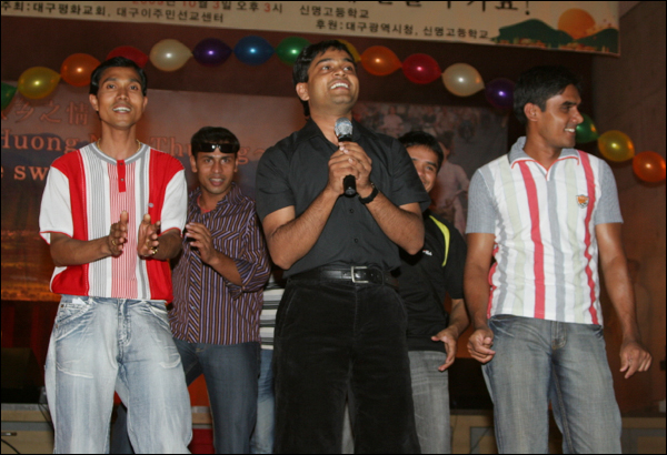 지난 해 열린 '이주민과 함께하는 추석 축제'(2009.10.3)...방글라데시 이주노동자들이 노래 실력을 뽐내고 있다 / 사진. 대구이주민선교센터