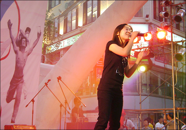 민중가수 임정득씨는 '4대강 사업 반대' 뿐 아니라 시국과 관련한 많은 집회에서 거리공연을 하고 있다. '6월항쟁 22주년 대구시민문화제'(2009.6.10 대구백화점 앞) 공연 모습 / 사진. 평화뉴스 유지웅 기자