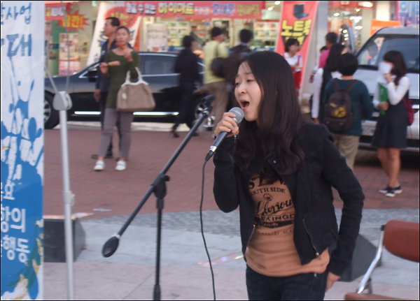 '4대강 사업 반대 목요 저항의 예술행동' 릴레이 공연 첫 순서로 나선 민중가수 임정득씨의 열창하는 모습(2010.9.30 대구 중앙파출소 앞) / 사진. 평화뉴스 박광일 인턴기자
