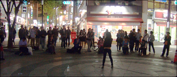 임정득씨의 거리공연을 보기 위해 모여든 시민들 / 사진. 평화뉴스 박광일 인턴기자