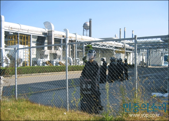 KEC 1공장 주변을 봉쇄하고 있는 경찰ⓒ 민중의소리