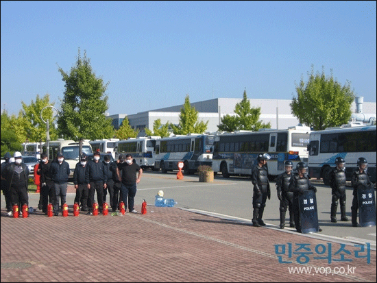KEC 공장을 경찰과 용역깡패가 함께 지키고 있다ⓒ 민중의소리