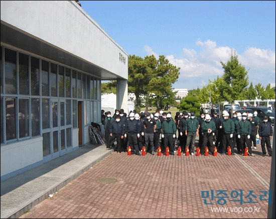 소화기를 든채 정문을 봉쇄하고 있는 용역깡패들ⓒ 민중의소리