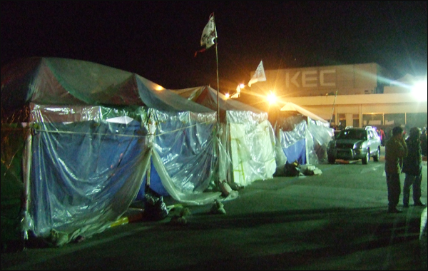 구미 KEC 정문 앞 주차장에 설치된 농성천막들...맨 앞 천막은 '임산부 전용 농성장'이라고 한다 / 사진. 평화뉴스 박광일 기자