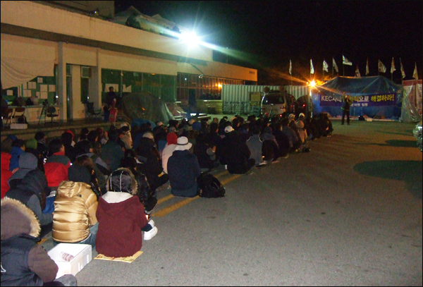 구미KEC 정문 앞에서 열린 촛불문화제를 열고 있는 노동자들(2010.11.2) / 사진. 평화뉴스 박광일 기자