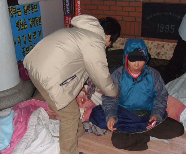 지난 10월 25일부터 열흘째 단식투쟁을 하던 해고자 한 명이 탈진증세를 보여 병원으로 옮겨졌다 / 사진. 평화뉴스 박광일 기자